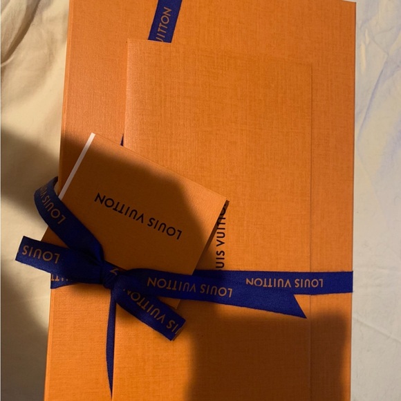 Louis Vuitton authentic brand new paper bag with handles. Must have! - Picture 4 of 4